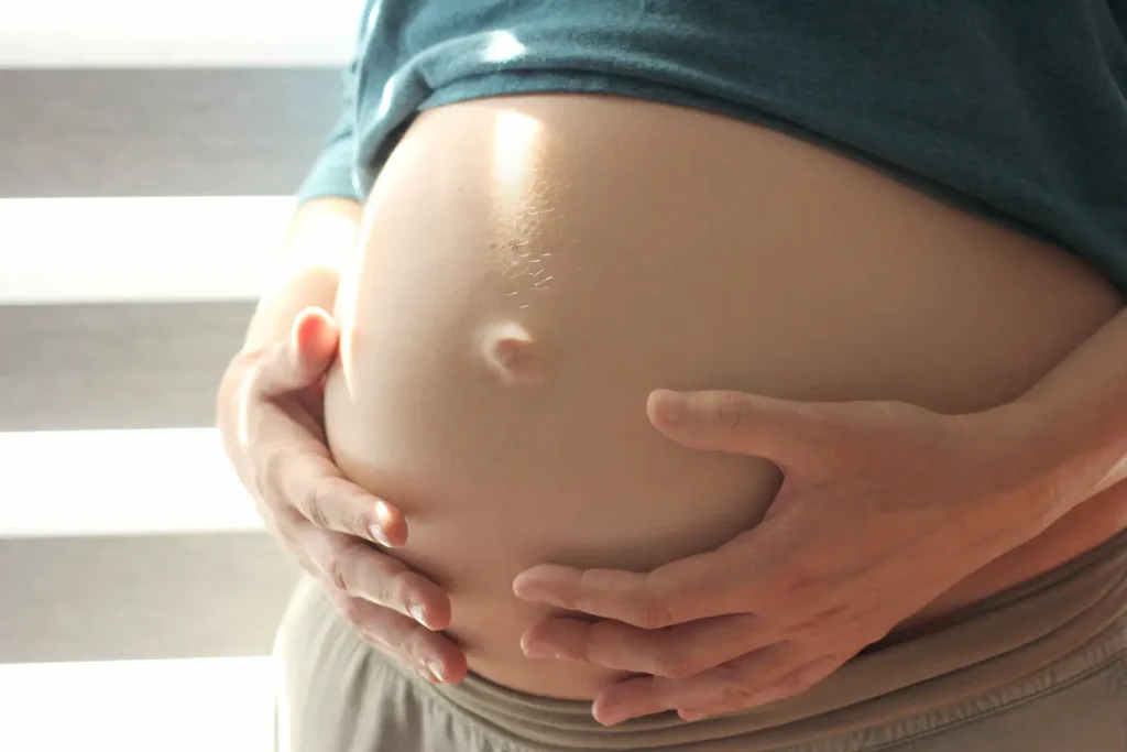 Zwangere buik bij de kinesiste